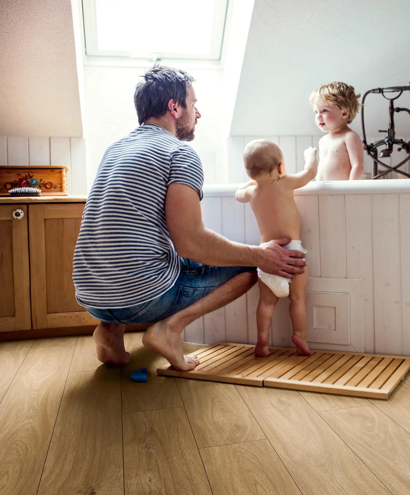Família sobre un terra de parquet de roure